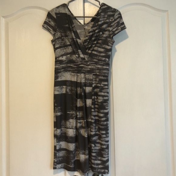 Grey BCBG form fitting dress - Picture 4 of 5